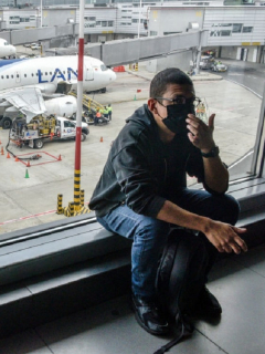 Imagen de referencia de un pasajero esperando, tras el anuncio de cierre del aeropuerto de Cali.