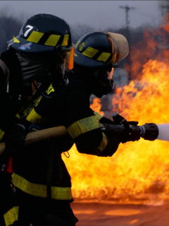 Imagen de dos bomberos, que ilustra información sobre saqueos y quema de dos bancos en Cali