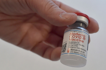 La vacuna de Moderna estaría cada vez más cerca de llegar a Colombia.