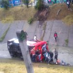 Bus con 20 pasajeros cayó a un caño; conductor quedó atrapado y está siendo rescatado
