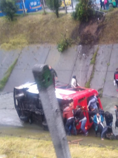 Imagen de accidente de bus con 20 pasajeros cayó a un caño en Bogotá; conductor quedó atrapado