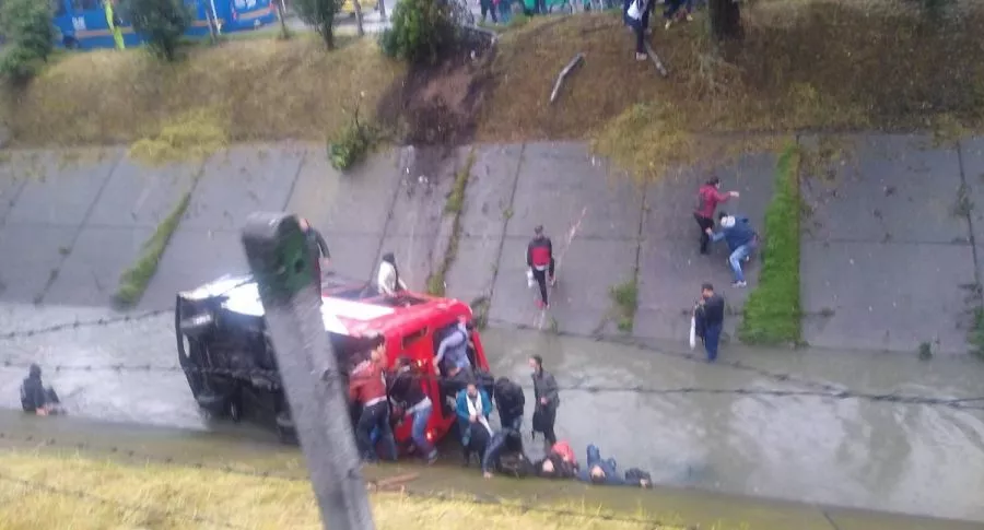 Imagen de accidente de bus con 20 pasajeros cayó a un caño en Bogotá; conductor quedó atrapado