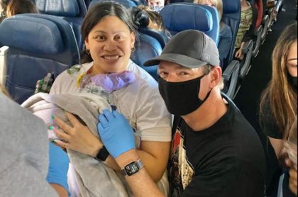 Ethan Magalei, mujer que no sabía que estaba embarazada da a luz en pleno vuelo a Hawái