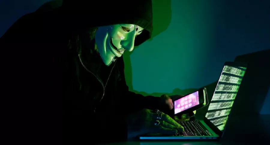 Imagen ilustrativa de un 'hacker' con la máscara distintiva del grupo de 'hackers' Anonymous.