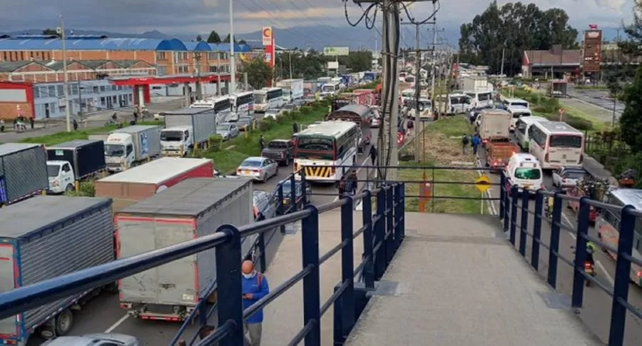 Trancones a la salida de Bogotá durante el paro nacional. 