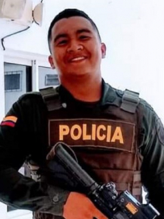 Denilson Scott González renunció públicamente a la Policía Nacional porque no quiere "masacrar" al pueblo y Margarita Rosa de Francisco lo felicitó.