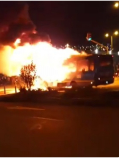 Imágenes del bus del SITP incendiado en Bogotá.