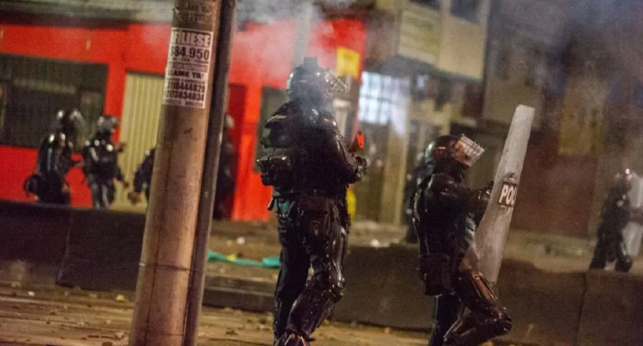 El Esmad volvió a intervenir violentamente en protestas la noche de esta martes en el barrio Castilla de Bogotá.