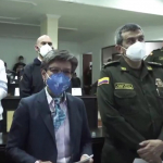 Claudia López casi rompe en llanto al ver que incendiaron CAI con policías adentro