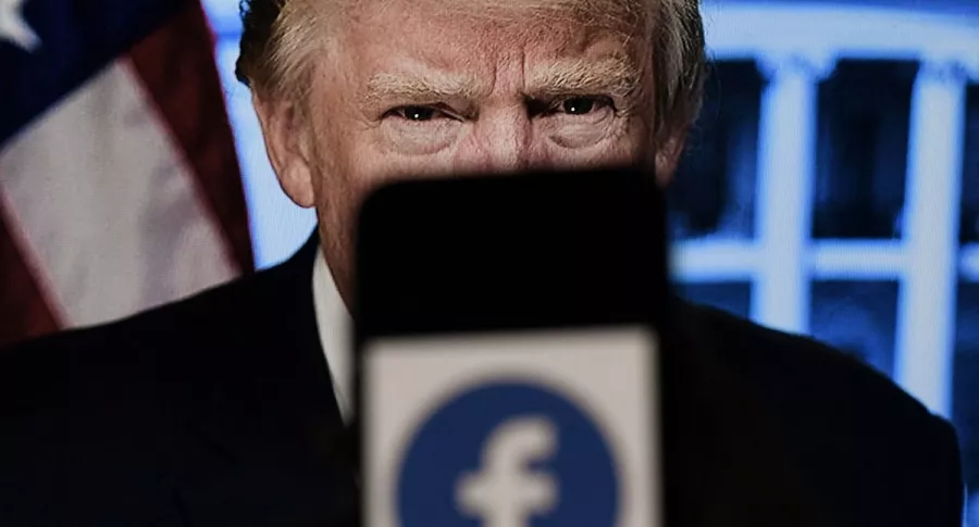 Donald Trump, detrás de logo de Facebook