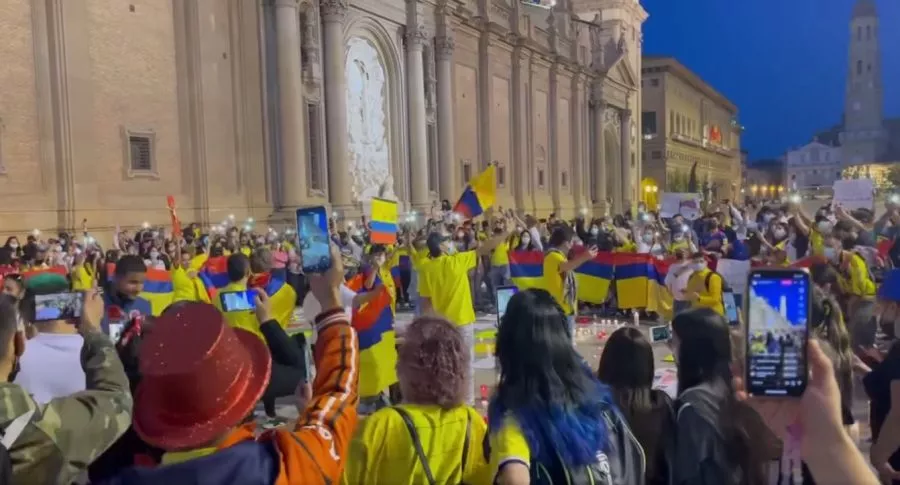 Captura de pantalla de video de colombianos en España cantan himno para rechazar represión de la Policía