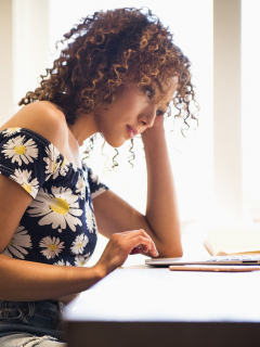 Imagen de mujer trabajando que ilustra nota: trabajo en casa: mayoría de empleados quiere seguir así, según encuesta