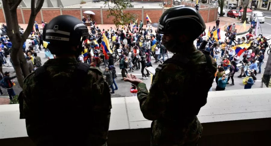 Protestas en Colombia, ilustra nota de toque de queda desde las 3 y ley seca en Chía para garantizar orden público