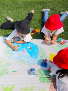 Foto de niños pintando, a propósito de aprendizaje kinestésico