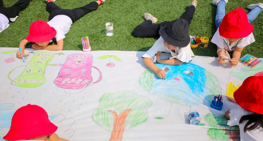 Foto de niños pintando, a propósito de aprendizaje kinestésico