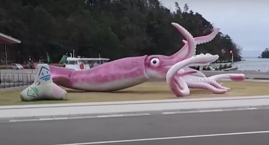 Foto de la estatua gigante de calamar en la que se gastó todo su presupuesto para atender el covid un pueblo en Japón