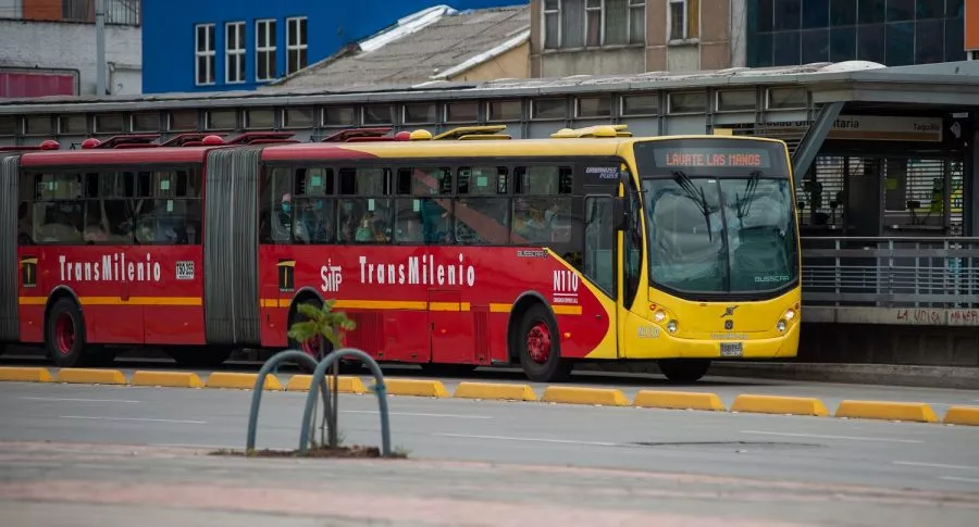 Bus de Transmilenio ilustra nota sore operación normal del sistema, pero sin 45 estaciones