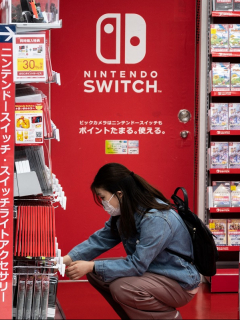 Imagen de una compradora de Nintendo ilustra artículo Coronavirus disparó ventas de consola Switch de Nintendo
