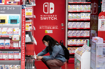 Imagen de una compradora de Nintendo ilustra artículo Coronavirus disparó ventas de consola Switch de Nintendo