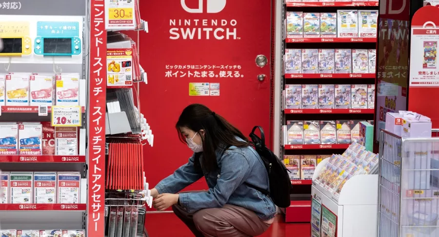 Imagen de una compradora de Nintendo ilustra artículo Coronavirus disparó ventas de consola Switch de Nintendo