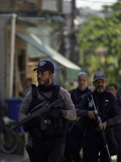 Imagen de policías de Brasil; tiroteo entre policías y narcos dejó 25 muertos en una favela de Río