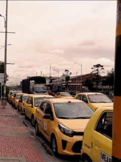 Imagen de la protesta de taxistas frente a Movilidad, en Bogotá, en rechazo al transporte ilegal