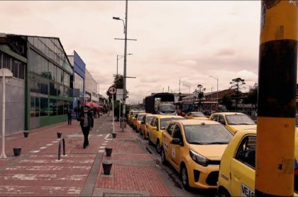 Imagen de la protesta de taxistas frente a Movilidad, en Bogotá, en rechazo al transporte ilegal