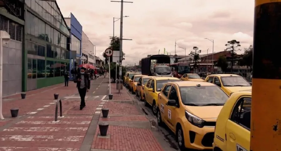 Imagen de la protesta de taxistas frente a Movilidad, en Bogotá, en rechazo al transporte ilegal