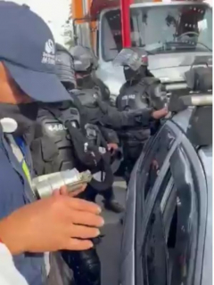 Esmad entregando gases a civiles en carro durante marchas del paro nacional