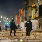 Un herido y gas lacrimógeno en conjuntos, por enfrentamiento de Esmad y civiles en Bogotá