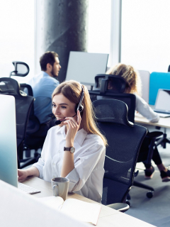 Personas en call center ilustra nota sobre trabajos en Bogotá