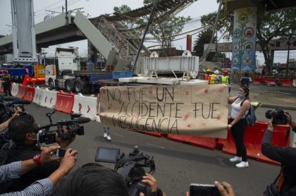 Protestas al frente de la línea del metro de Ciudad de México que colapsó