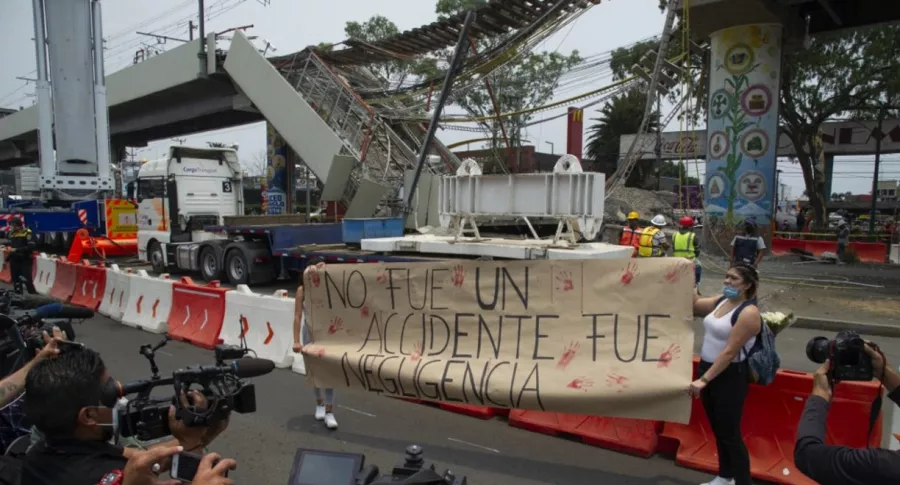 Protestas al frente de la línea del metro de Ciudad de México que colapsó