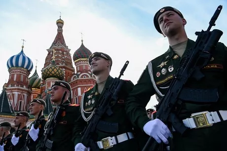 Foto de soldados rusos. Rusia convoca a más de 12.000 soldados para desfile de Día de la Victoria.
