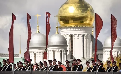 Miembros del ejército ruso marchan. Rusia convoca a más de 12.000 soldados para desfile de Día de la Victoria.
