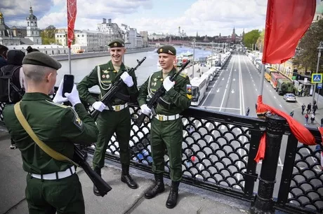 Foto de varios soldados del ejército ruso en Moscú. Rusia convoca a más de 12.000 soldados para desfile de Día de la Victoria.