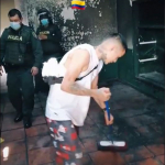 Presumió en TikTok que quemó CAI en Bogotá, volvió arrepentido y Policía lo puso a barrer
