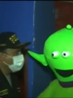 Allanamiento de Policía en Perú donde hombre disfrazado de extraterrestre estaba en prostíbulo ilegal