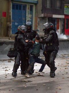 Un manifestante es detenido por el Esmad durante el paro nacional del 2021.