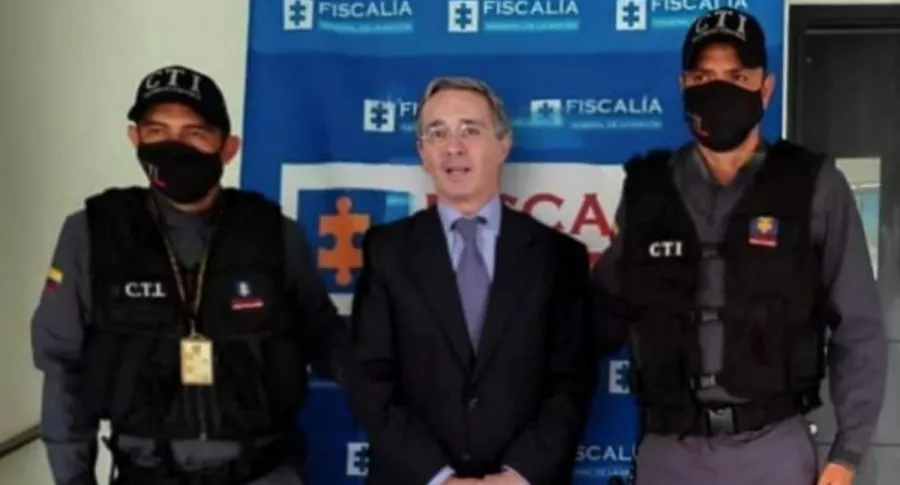 Álvaro Uribe, protagonista en los memes del mal Photoshop de la Fiscalía