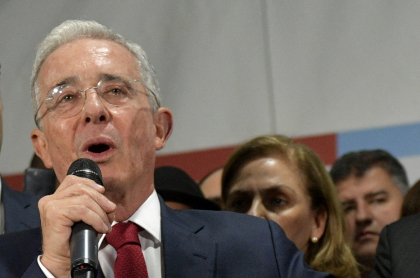 Álvaro Uribe, que dijo que cada vez que habla de autoridad lo relacionan con paramilitarismo