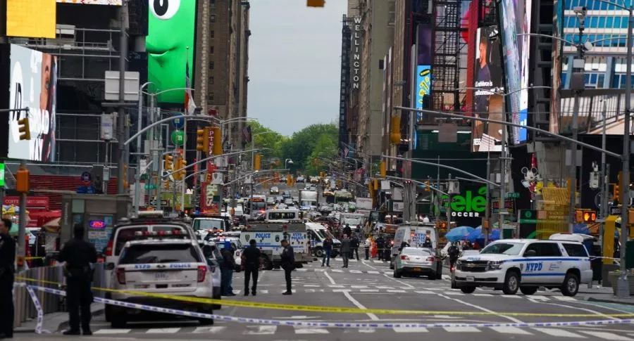 Policía hace presencia en Time Square, lugar en donde se registró un tiroteo el 8 de mayo.