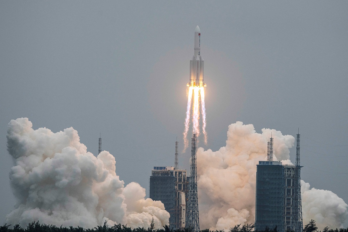 Foto de archivo del 29 de abril de 2021 muestra el cohete Long March 5B despegando del Centro de Lanzamiento Espacial Wenchang, sur de China. Ilustra nota sobre la reentrada en la atmósfera terrestre de un gran segmento de ese cohete, que se desintegró sobre el Océano Índico en dicho regreso a la Tierra.