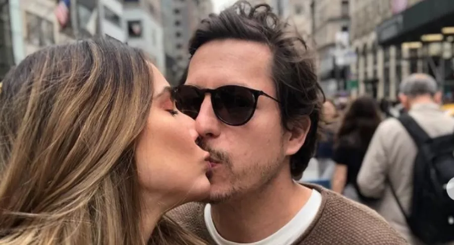 Alejandro Riaño se da beso con su esposa María Alejandra Manotas, a propósito de que ella dijo cuánto cuestan sus anillos.