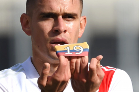 Gol de Rafael Santos Borré con River Plate a Aldosivi; con bandera de Colombia.