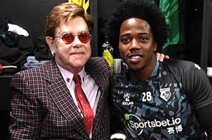 Foto de Elton John con Carlos Sánchez por el ascenso del Watford a Liga Premier.