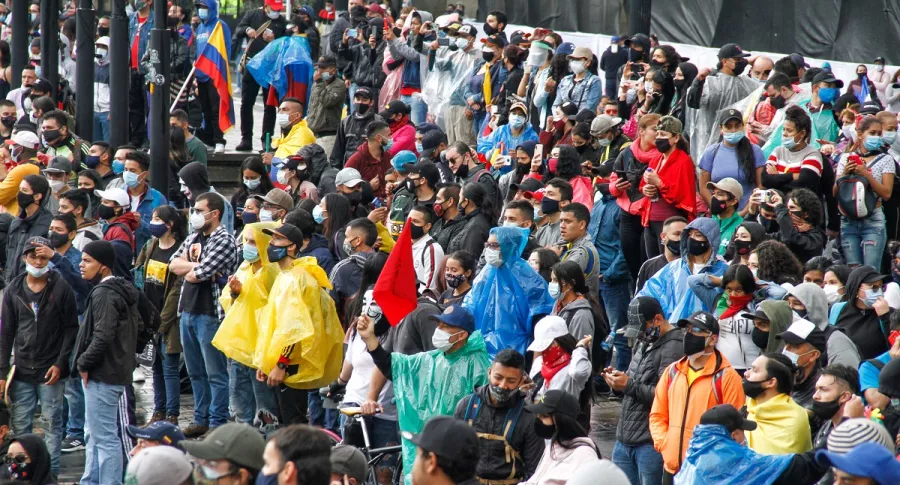 Foto de manifestantes en la Plaza de Bolívar, en Bogotá, el 28 de abril de 2021, cuando inició el paro nacional por el cual este lunes se reunirá el presidente Iván Duque con el Comité Nacional del Paro.