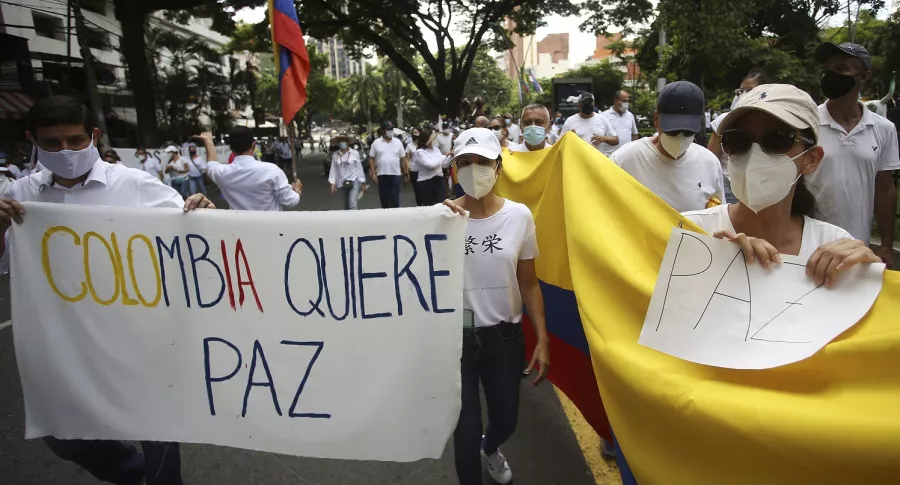 Colombianos pidiendo paz en protestas ilustran nota sobre unión de radios para pedir desbloqueos en Colombia
