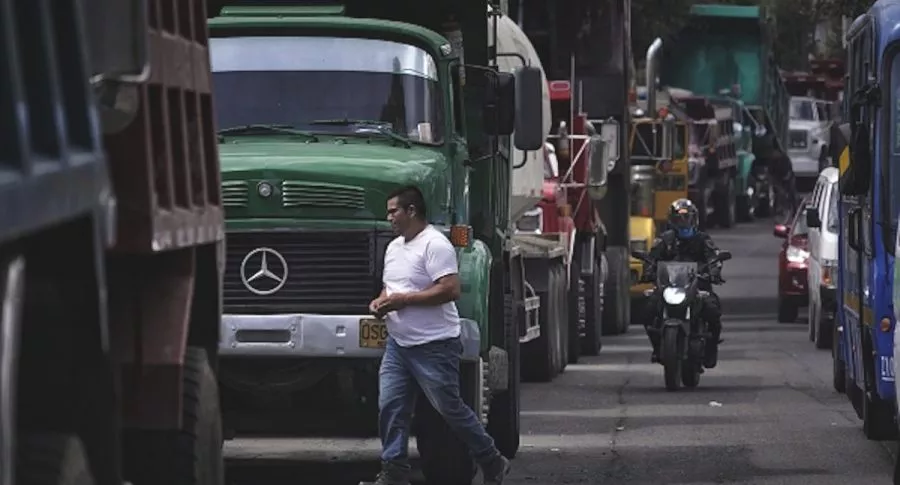Camioneros que bloquean vías alegan que Gobierno no los escucha