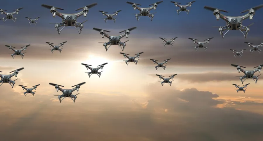 Drones volando, ilustran nota de Emiratos Árabes busca provocar lluvias en su territorio gracias a drones